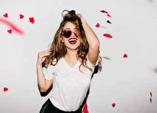 Motywy hawajskie, liście palmowe i „łączka” – jaki print na modny, letni T-shirt?