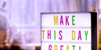 Jak założyć folię na szybę?